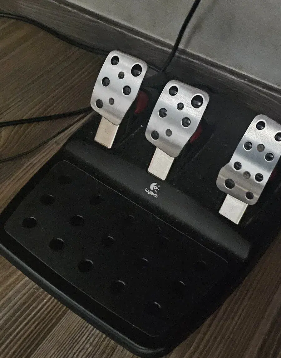 Herní volant G25 + řadící páka + pedály
