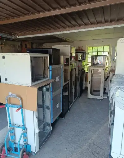 serverová skříň, rack, datový rozvaděč