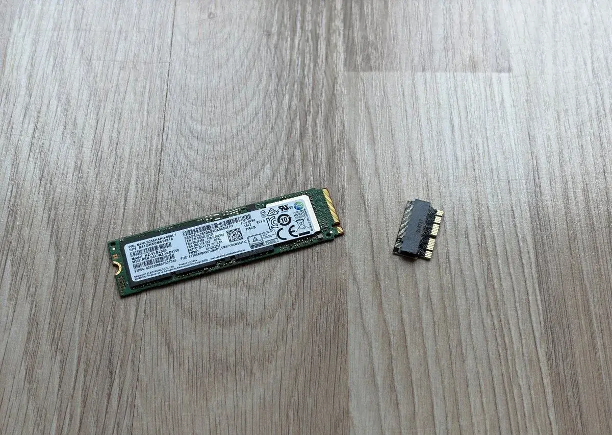 Samsung M.2 NVMe SSD Disk 256 GB + redukce pro MacBook