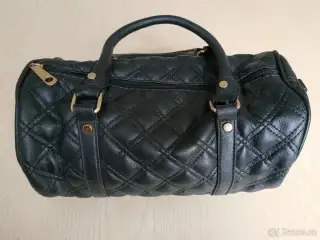 Černá elegantní kabelka – prošívaný design, zlaté detaily