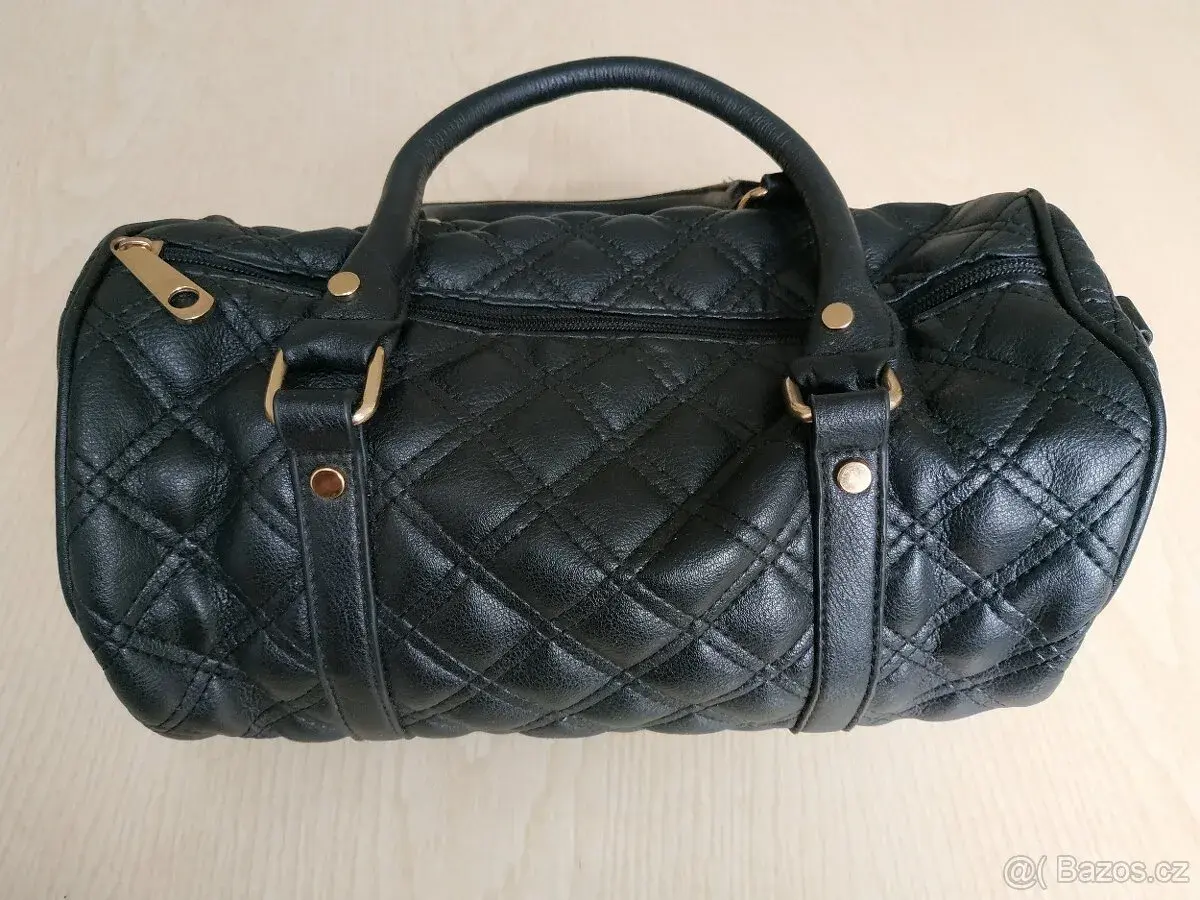 Černá elegantní kabelka – prošívaný design, zlaté detaily