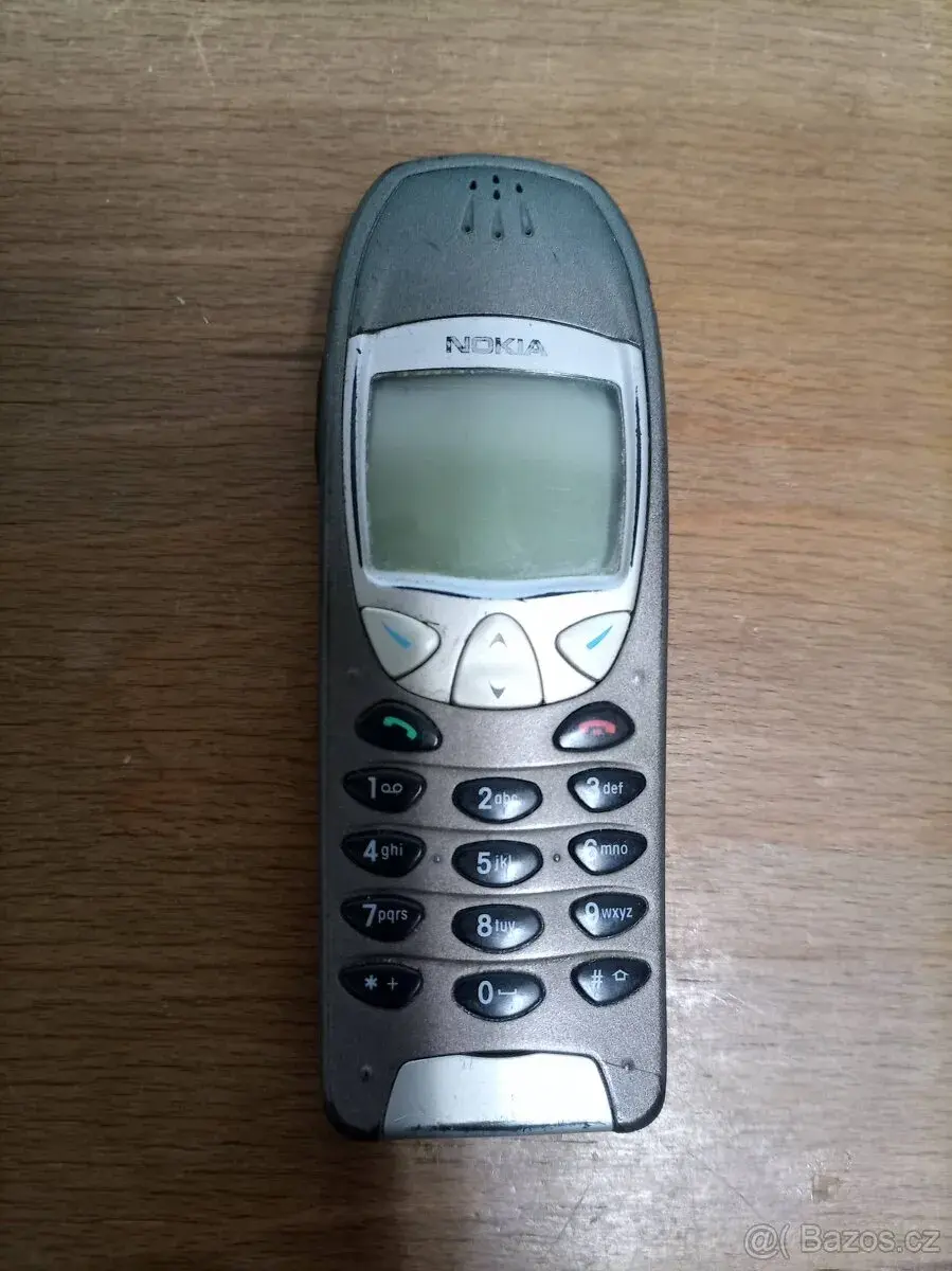 Retro mobil Nokia 6210 s příslušenstvím