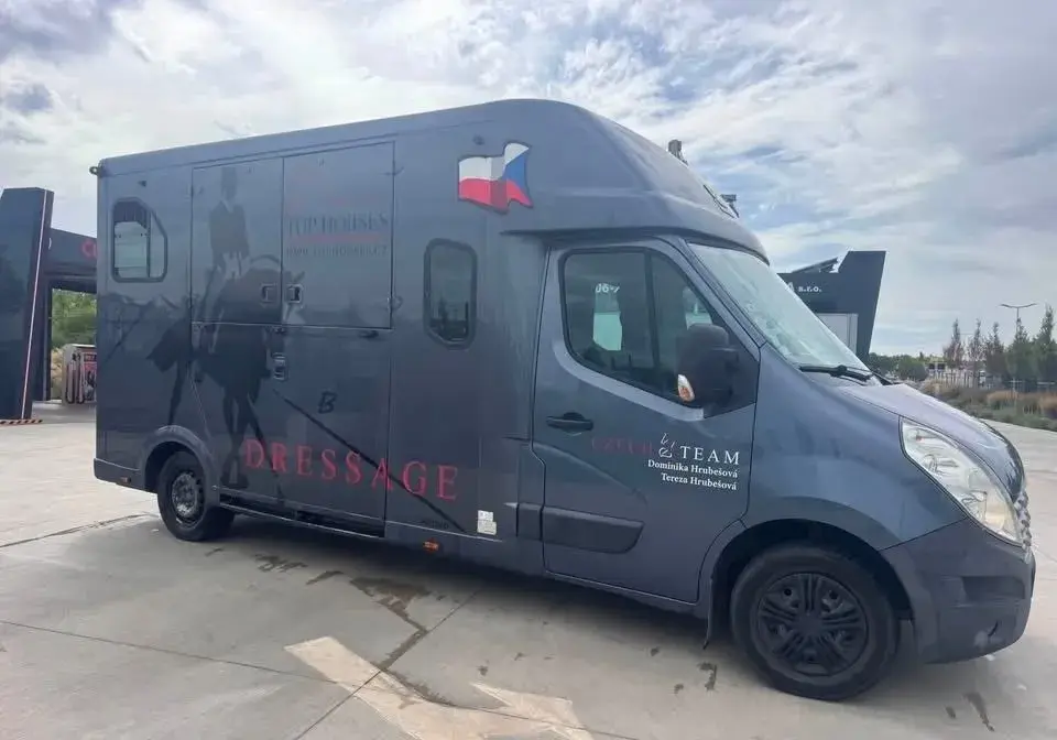 Auto na koně Theault Protheo