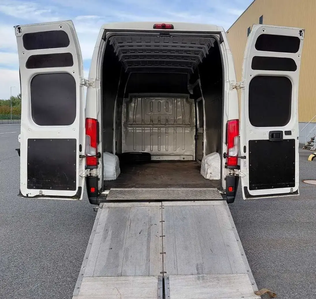 Půjčovna dodávek nabízí Peugeot L4H3 s nákladovou Rampou