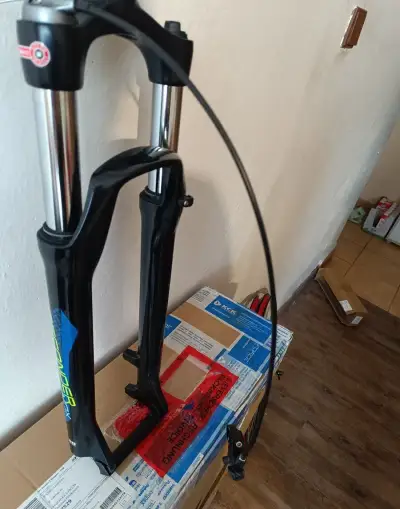 Vidlice Suntour XCM Hlo 29 se zamykáním z řídítek