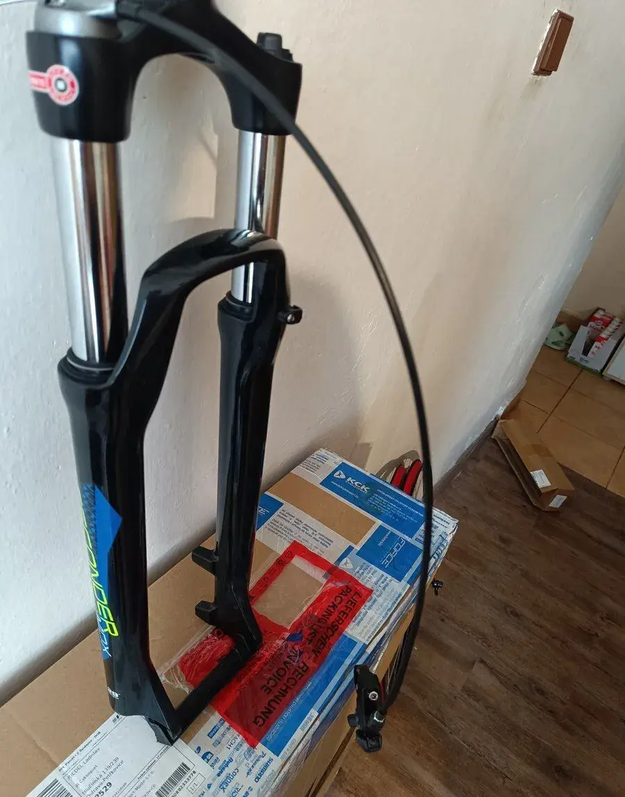 Vidlice Suntour XCM Hlo 29 se zamykáním z řídítek