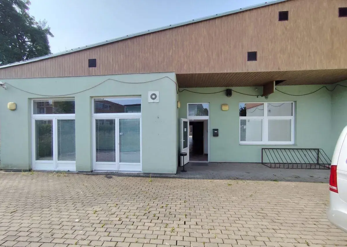 Pronájem komerčního objektu 248 m² – kanceláře, sklad a výro