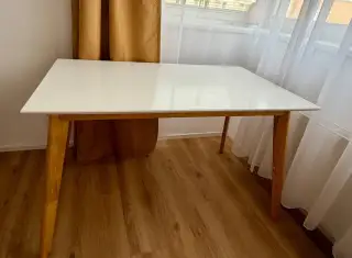Jídelní stůl