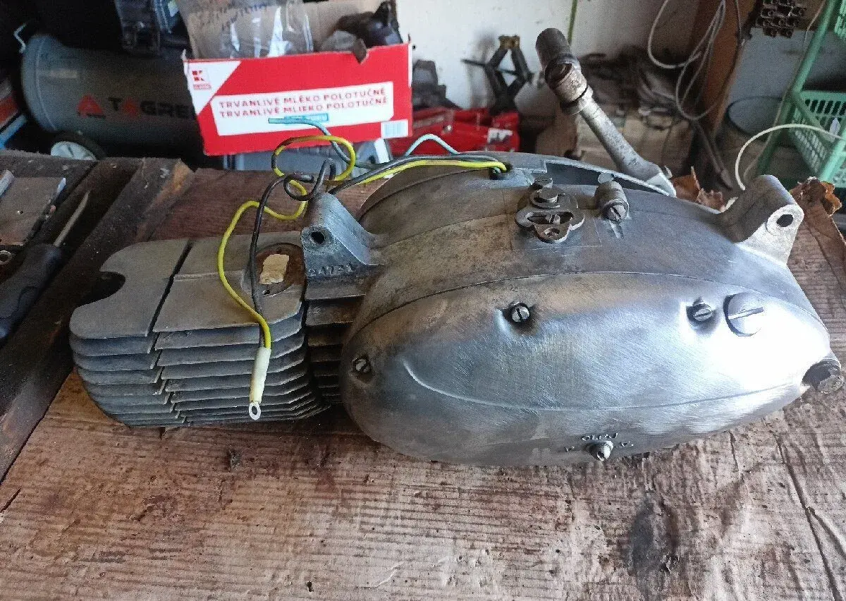 Motor pionýr 555 pařez