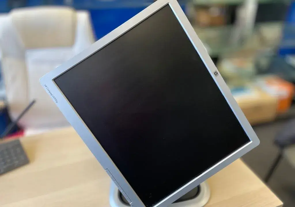 LCD HP 19" s otočným stojanem - více kusů