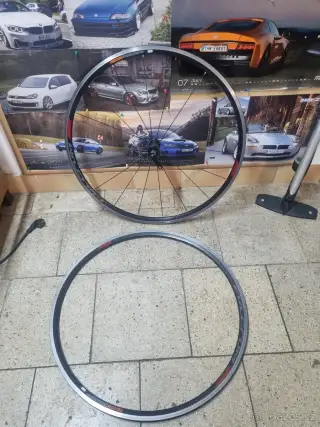 Ráfky Fulcrum ze silničního kola Focus Cayo