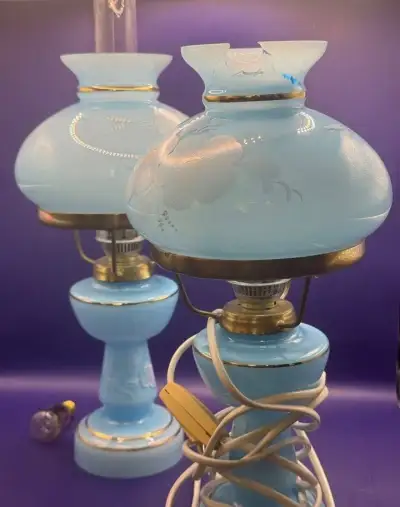 1+1 retro stolní lampa petrolejka, opálové modré sklo, TESLA