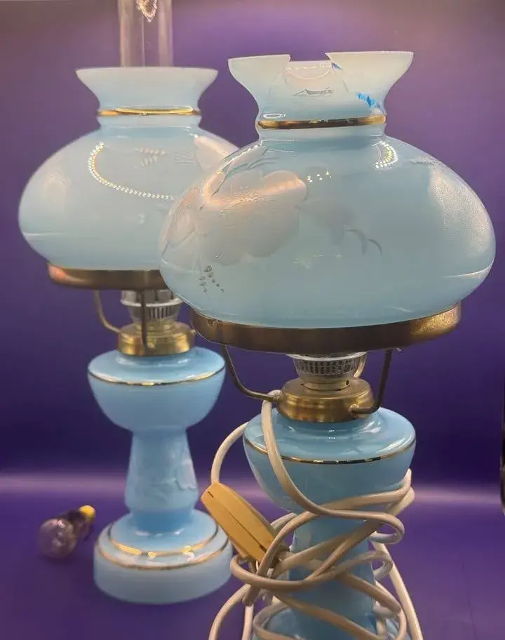 1+1 retro stolní lampa petrolejka, opálové modré sklo, TESLA