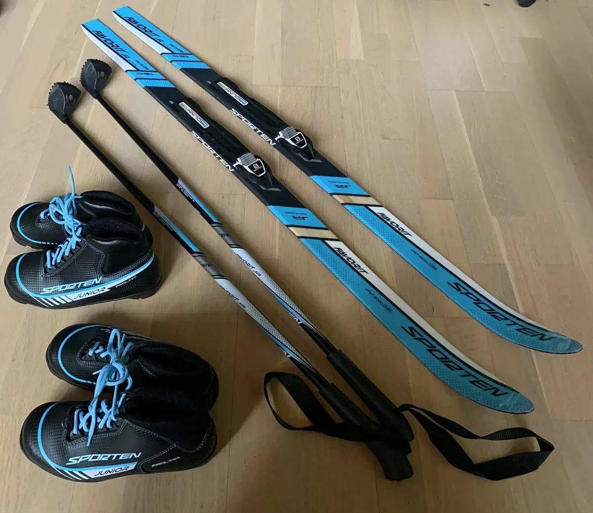 Kompletní dětský běžecký set Sporten: běžky, boty, hůlky