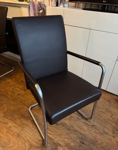 ZNAČKOVÝ SET ČTYŘ KOŽENÝCH ŽIDLÍ WALTER KNOLL