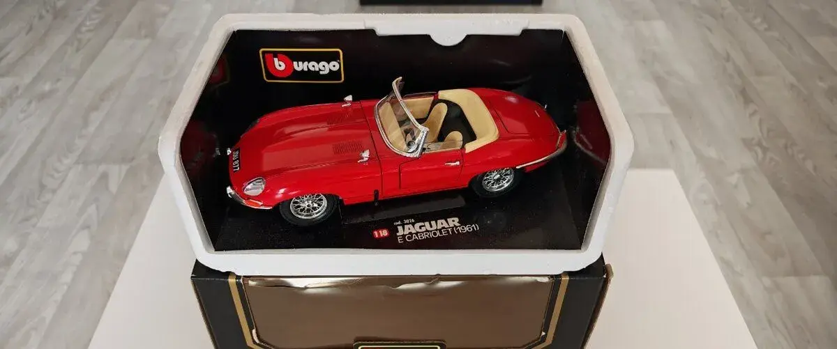 BBURAGO 1:18 Jaguar Typ-E Cabriolet
