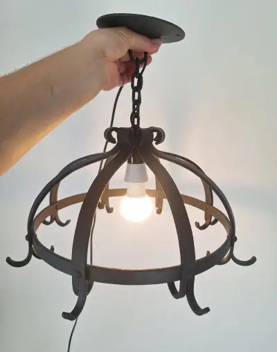 Závěsnému sušáku na bylinky a lustr