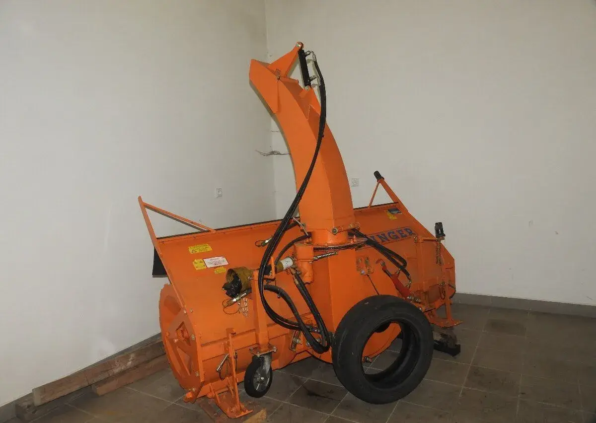 Průmyslovou výkonnou sněžnou frézu na traktor