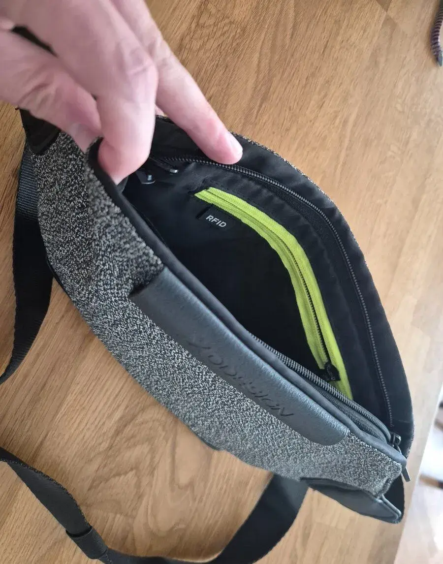 XD Design Bobby Bum Bag – ledvinka proti kapsářům, šedá