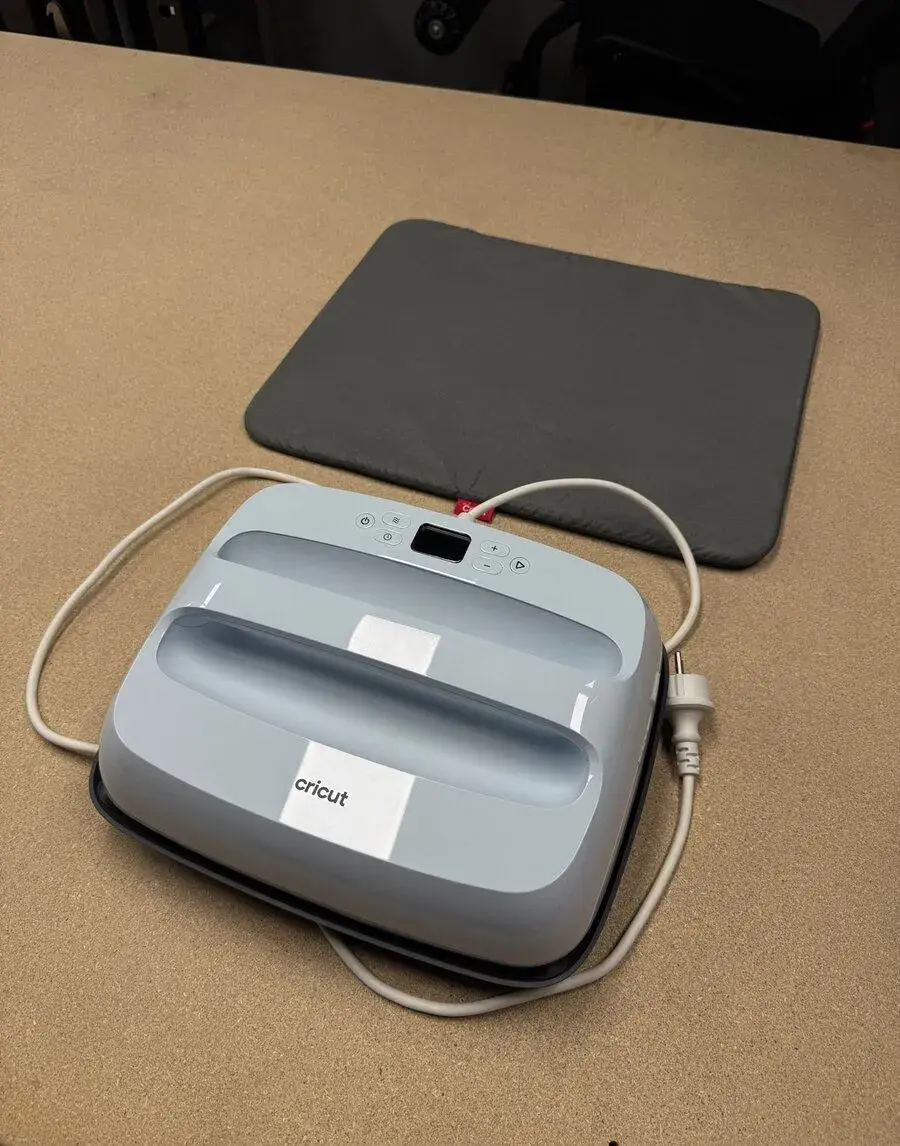 Ruční termolis Cricut Easy Press 3 s podložkou
