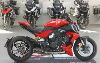 Ducati Diavel V4 | 2023 | Akrapovič | 5.853 km | ČR