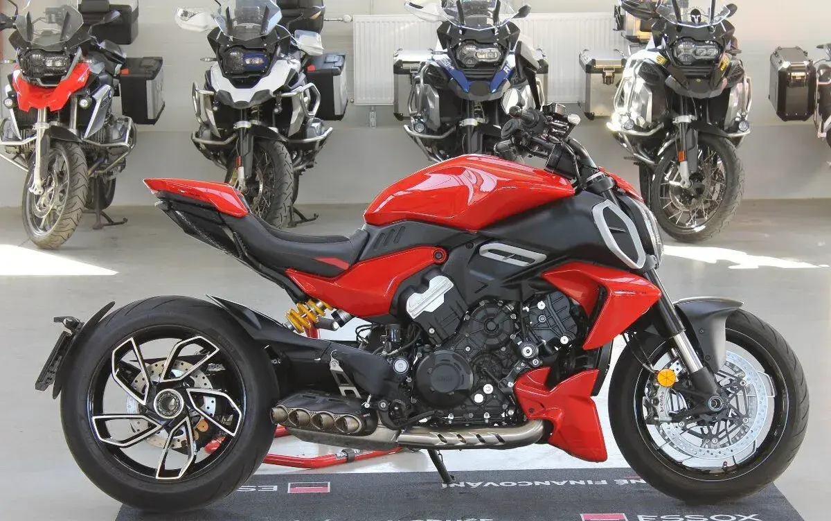 Ducati Diavel V4 | 2023 | Akrapovič | 5.853 km | ČR