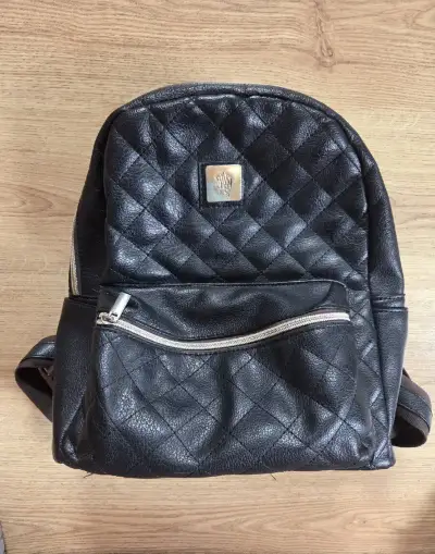 Daruji černý prošívaný batoh