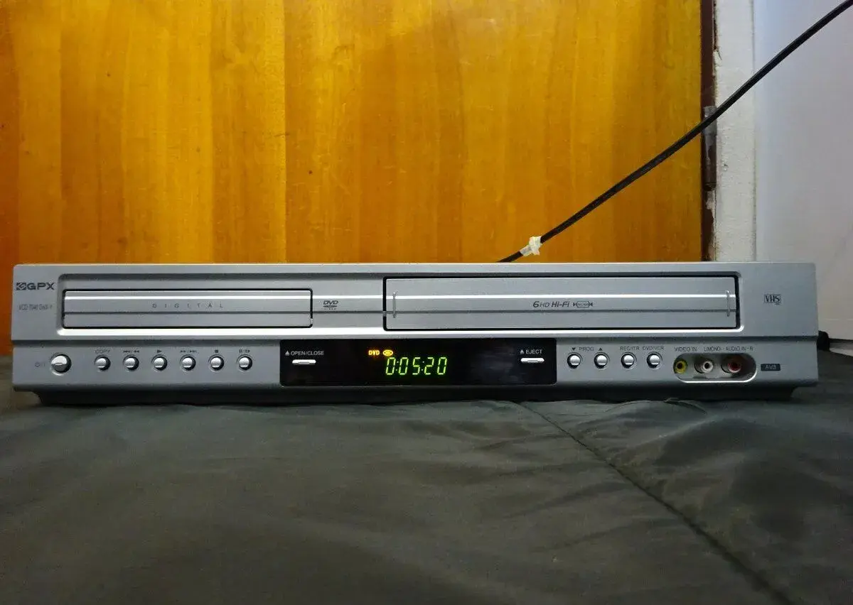 DVD a VHS přehravac GPX VCD-7040DivX