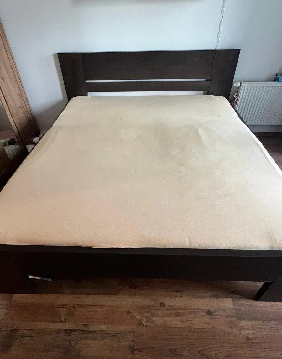 Masiv manželské postele + noční stolky