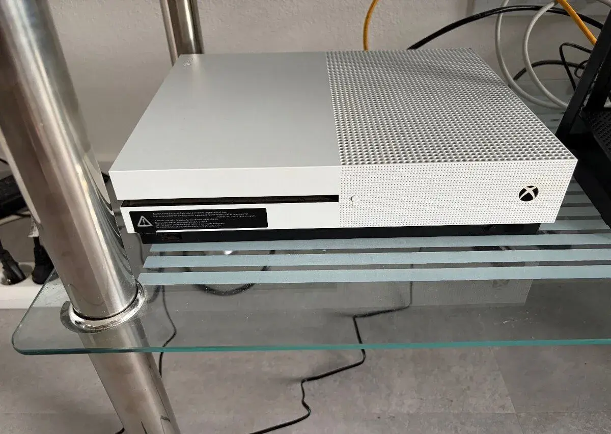 Xbox One S 512Gb bílý + 2 ovladače a hry
