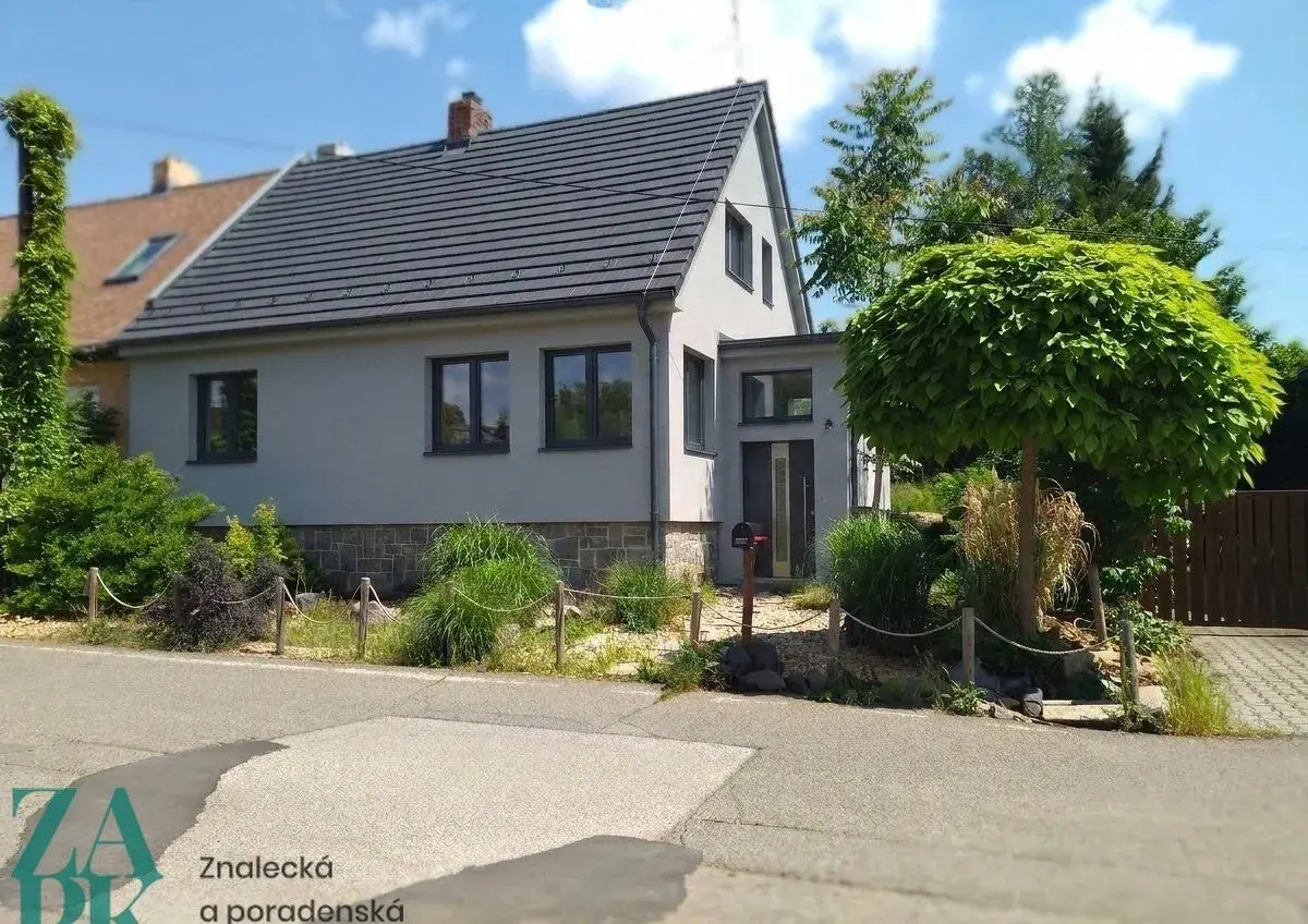 Zrekonstruovaný dům se zahradou 563 m² v Řeži u Prahy