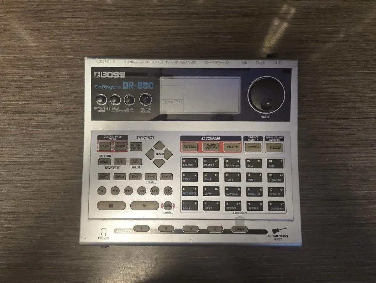 Boss DR 880