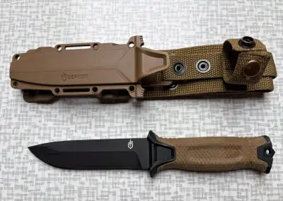 Originální nůž Gerber StrongArm – hladké ostří, coyote