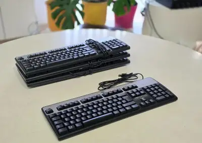 Klávesnice HP verze CZ a FR starší v dobrém stavu