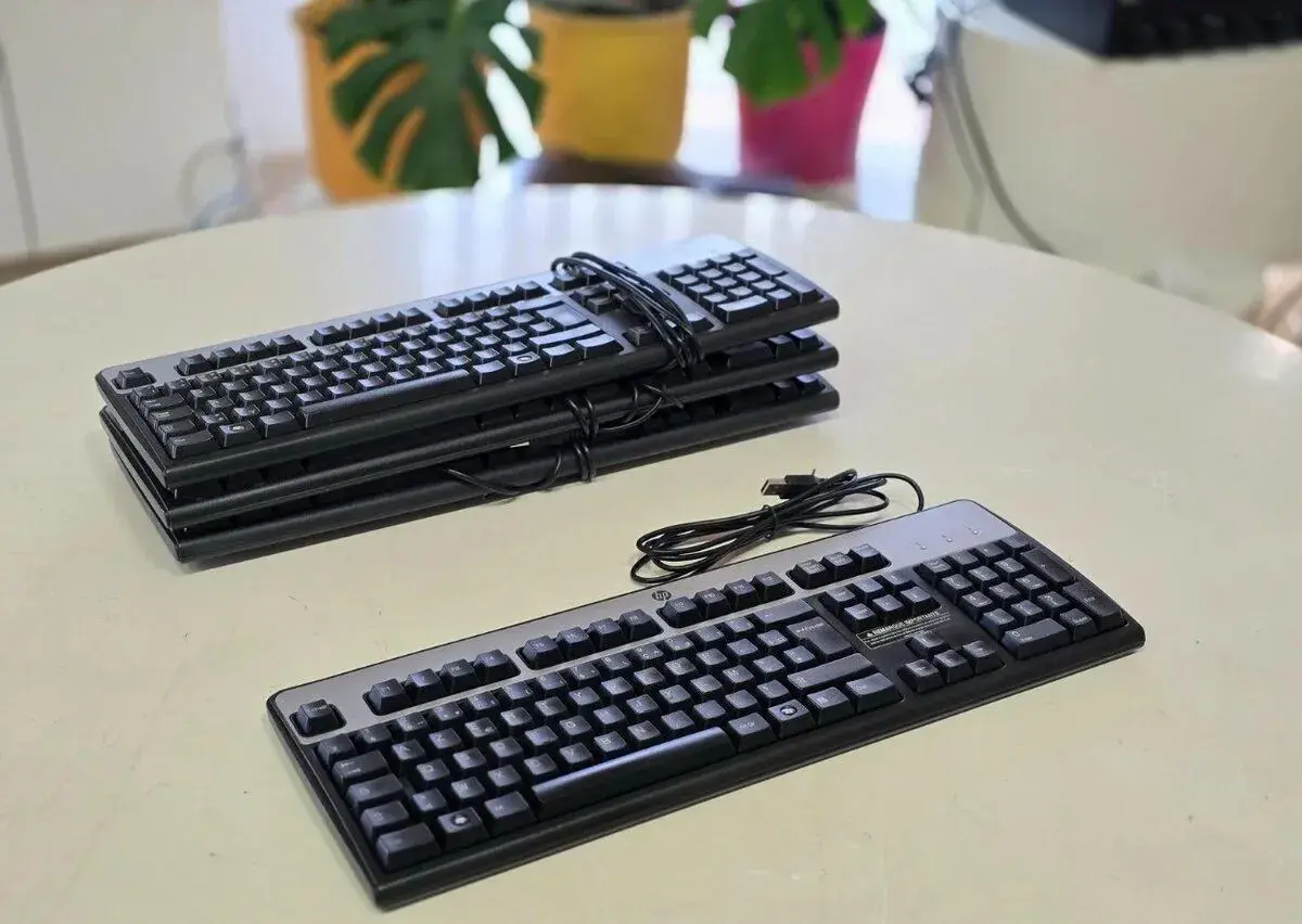 Klávesnice HP verze CZ a FR starší v dobrém stavu