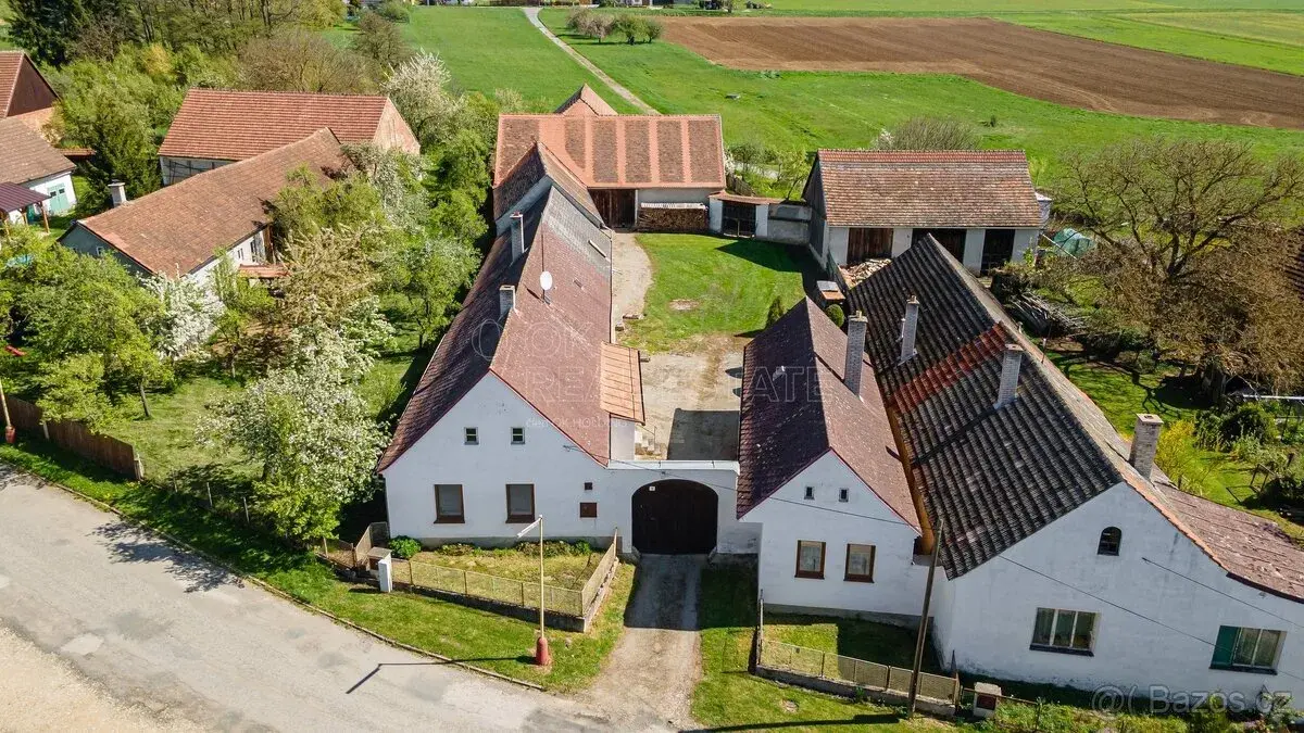 Prodej zemědělské usedlosti a rodinného domu 477 m2, stodola