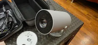 Kompaktní LED projektor fullHD s repro