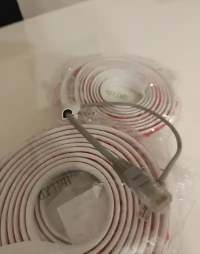 Samolepící lišta na datový kabel