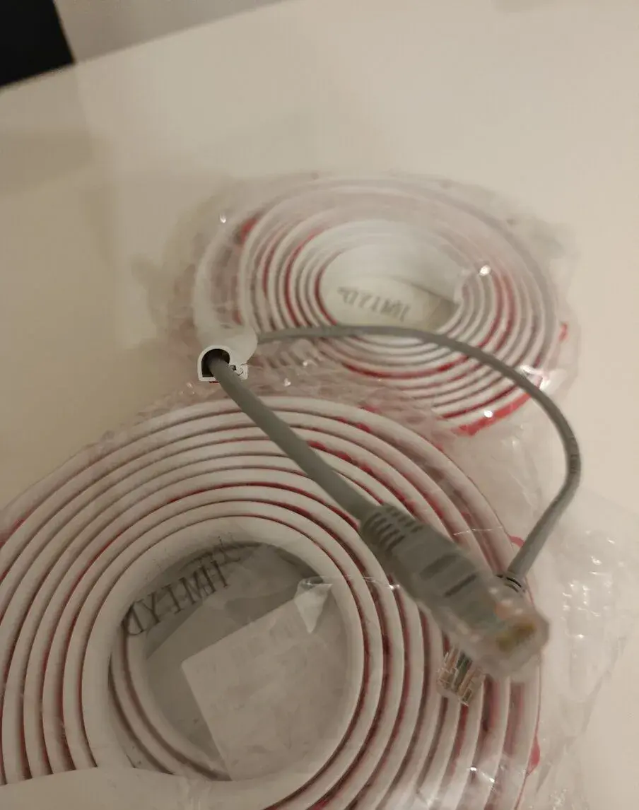 Samolepící lišta na datový kabel