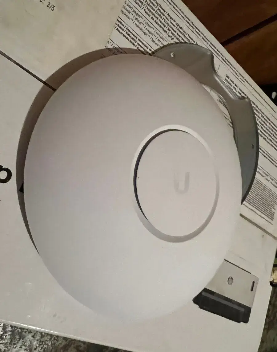Nové, nevyužité Ubiquiti UniFi UAP-AC-PRO