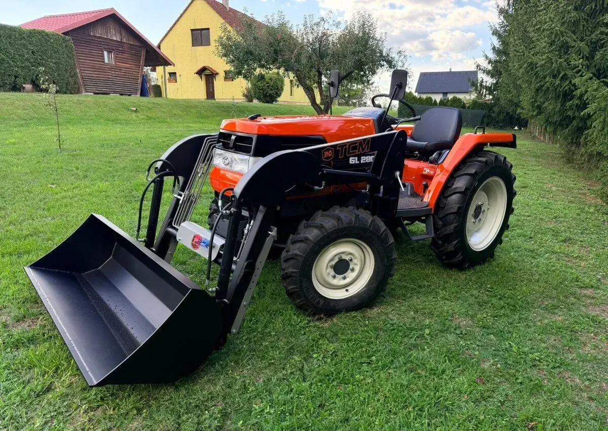 Malotraktor Kubota GL280 4x4 čelním nakladačem a lopatou 450