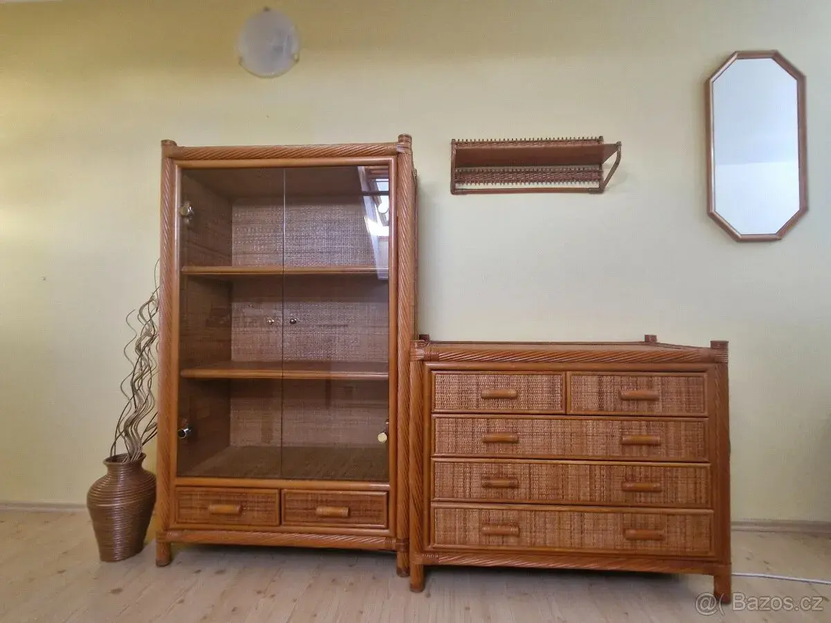 Ratanová nábytková sestava – vitrína, komoda, zrcadlo, polic