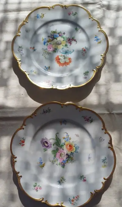 Starožitné ručně malované porcelánové talíře se zlacením