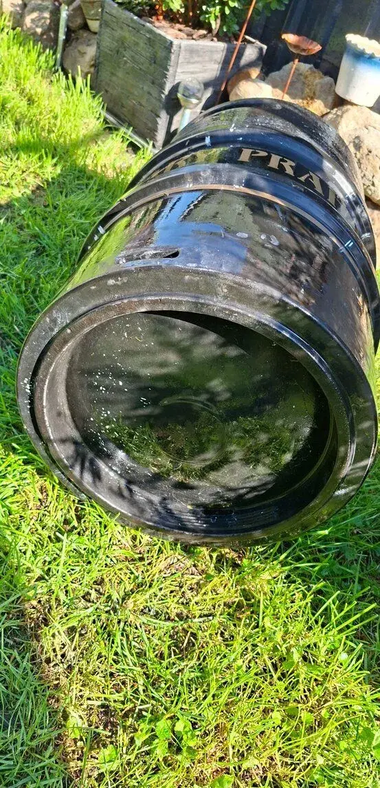 Upravený KEG sud s nápisem Pivovary Praha s objemem 50 l