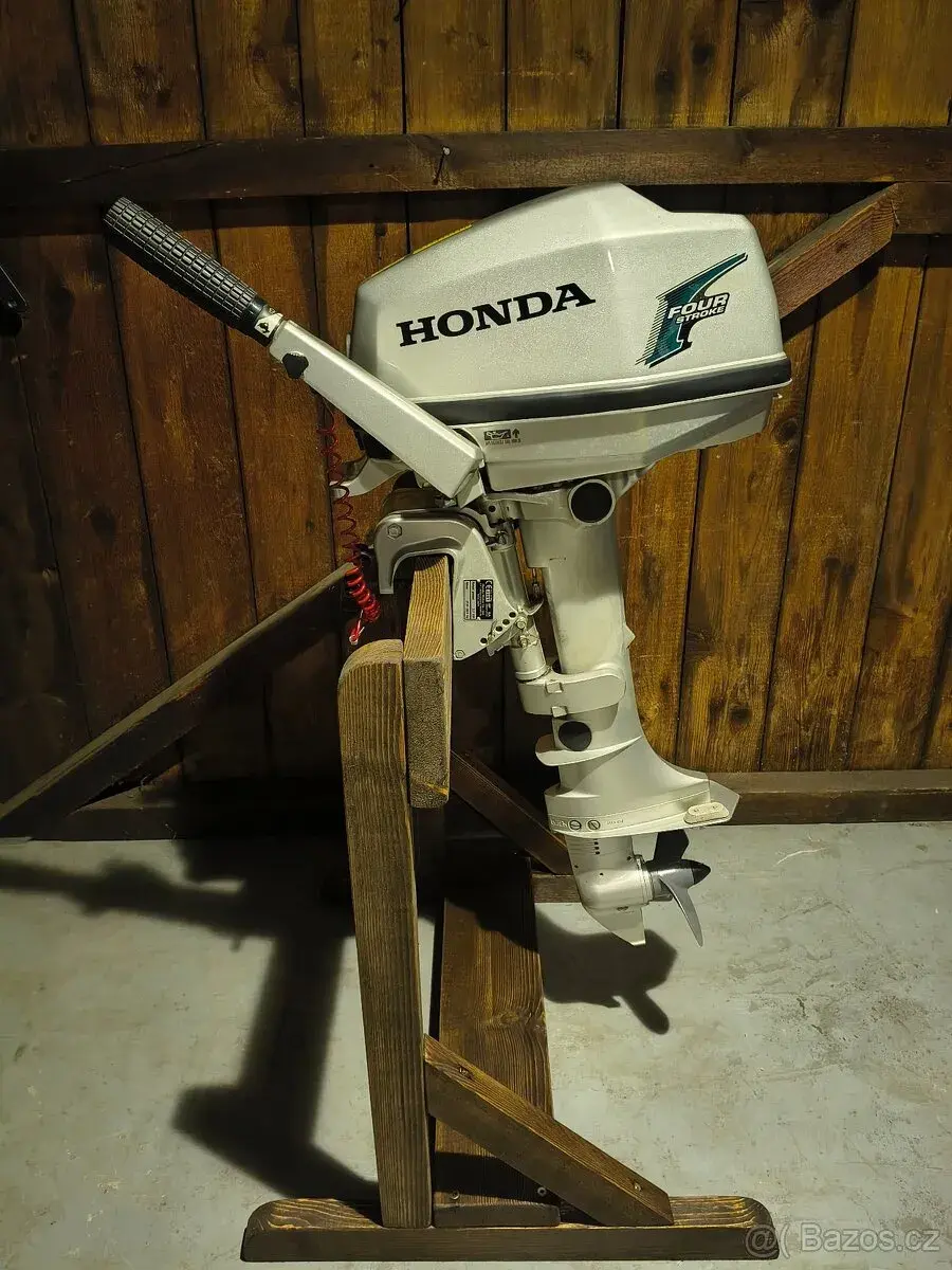Závěsný motor Honda 5HP + nádrž