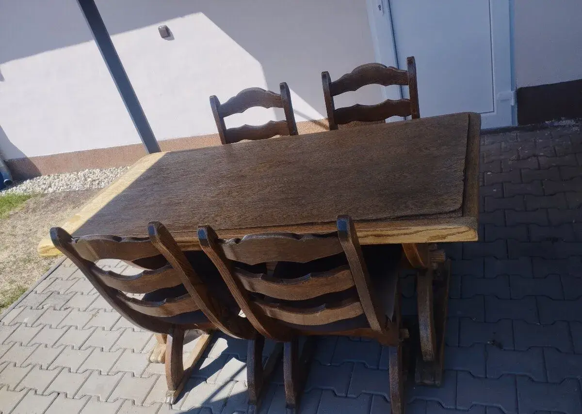 Masivní dřevěný jídelní stůl a 4 židle