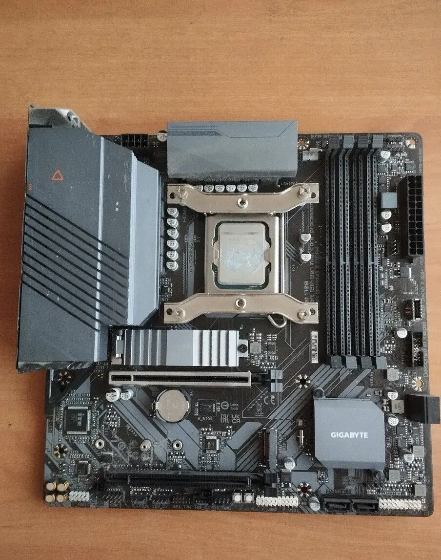 Gigabyte B660M Gaming x s procesorem Intel Core i5 12400f