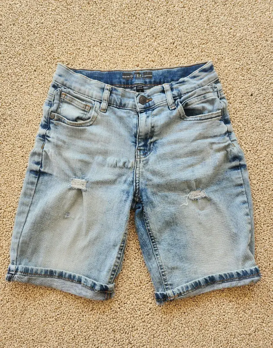 GUESS jeans šortky s trhanými detaily na stehnech