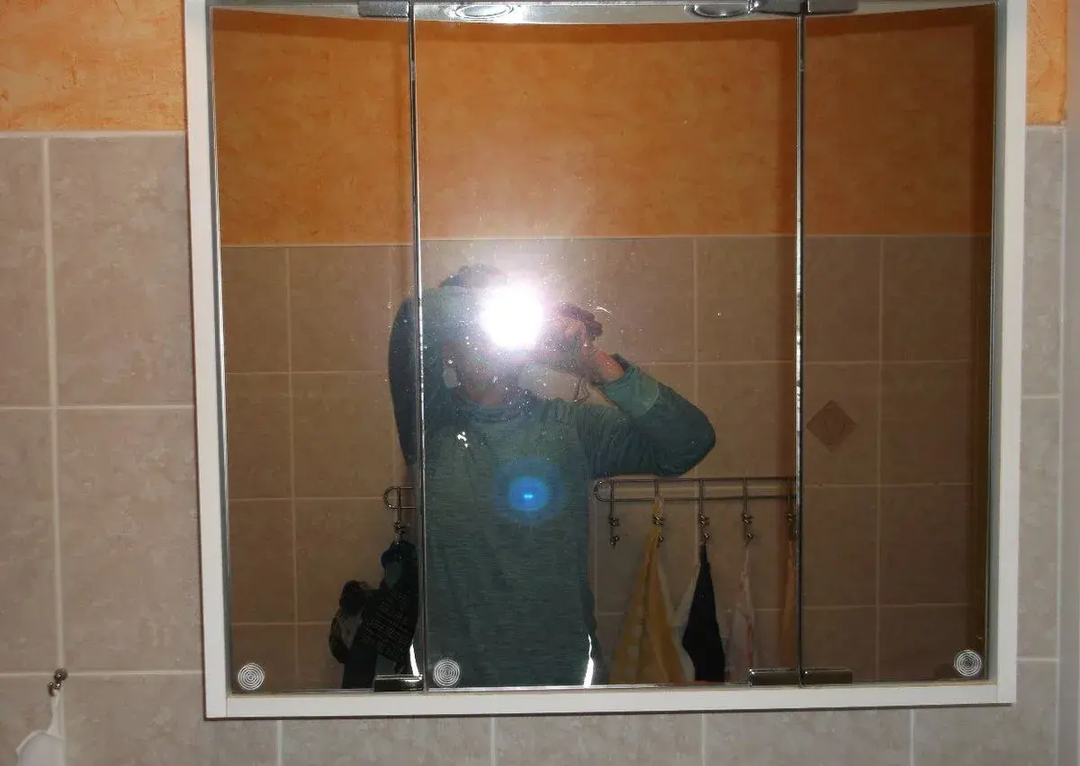 Zrcadlová skříňka