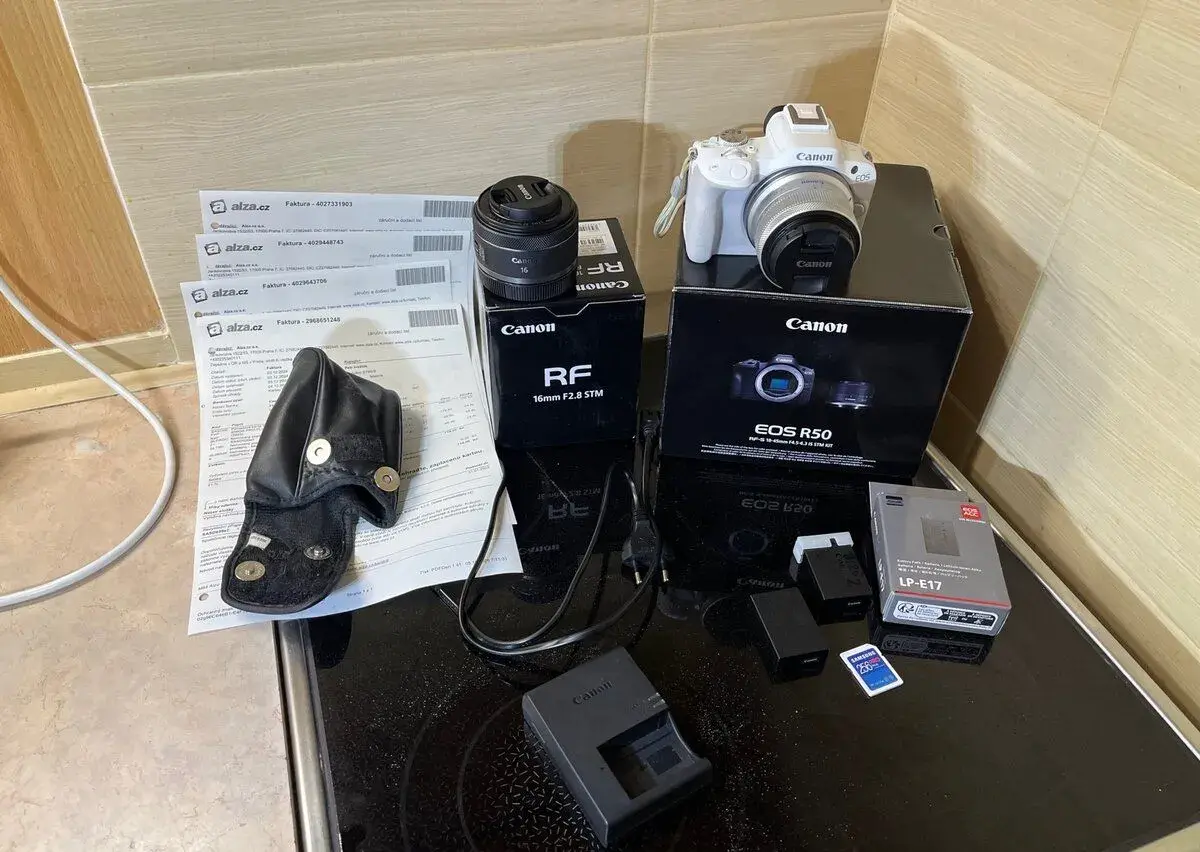 Canon R50 bílý, objektiv , záruka , baterie navíc